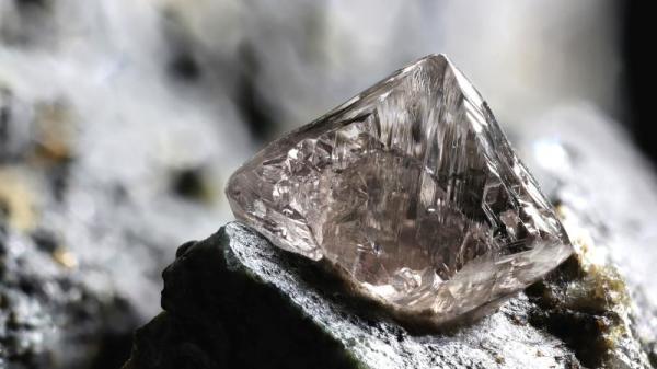 研究人員在用金剛石拋光一塊隕石時，發現其中存在比鑽石還堅硬的碳晶體。