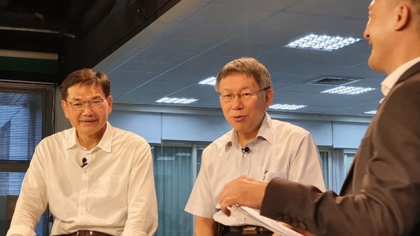 台灣民眾黨主席柯文哲因缺席吳益政的敗選記者會而挨批。圖為柯文哲8月12日與吳益政（左）接受專訪，拉抬選情。
