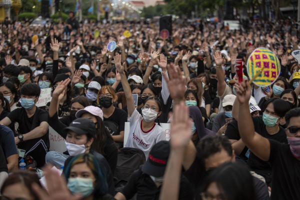2020年8月16日，泰国学生和反政府抗议者在曼谷民主纪念碑前举行抗议。