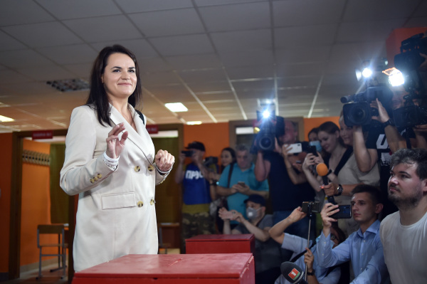 2020年8月9日，在明斯克举行的总统选举期间，总统候选人季哈诺夫斯卡娅(Svetlana Tikhanovskaya)在投票站投票后做出反应