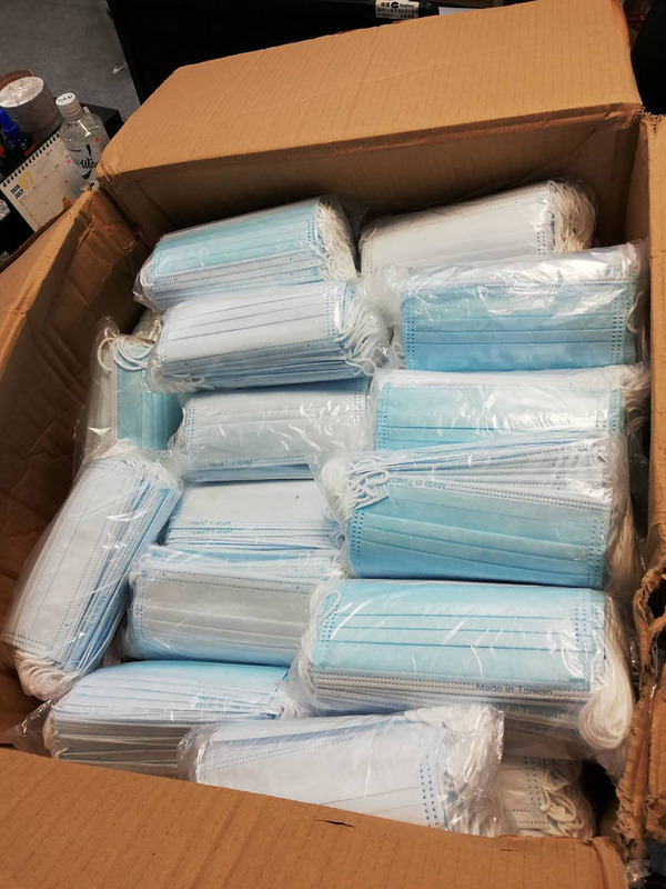 財政部關務署表示，基隆關14日在海運快遞貨物裡，查獲了71箱、多達20.8萬片的偽標MIT口罩試圖闖關入台。