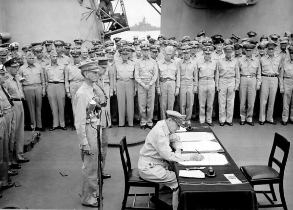 1945年9月2日，「密蘇里號」戰艦的甲板上，盟軍最高統帥麥克阿瑟率領盟軍大國的代表接受日本投降。