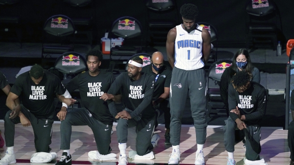 多數球員還穿上「黑人的命也是命」（Black Lives Matter）黑色T恤，在演奏國歌期間單膝下跪，進行無聲抗議，艾薩克則穿著魔術隊球衣，全程都站立低頭沉思。