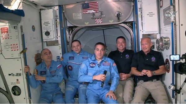 美國宇航員赫利（Doug Hurley）（右1）、班肯（Bob Behnken）（右2）、卡西迪（Chris Cassidy）和兩名俄羅斯宇航員合影。（圖片來源：NASA via Getty Images）
