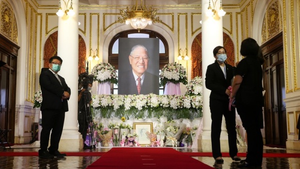 前总统李登辉辞世，设于台北宾馆的追思会场开放民众前往悼念，会场的主视觉设计以白色花朵、布帘及粉红色花朵、绿叶相衬。