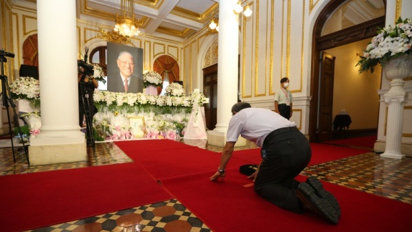 台北宾馆2日第二天开放，民众将对李登辉的思念贴在追思墙上。