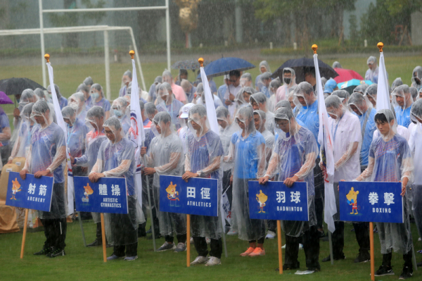 模拟东京奥运对抗赛8月1日下午进行开幕式，选手冒雨出席，并于典礼开始时低头为已故前总统李登辉默哀。