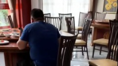 官媒狂赞餐厅老板吃剩菜民轰“脑子有病疫情完了”(组图)