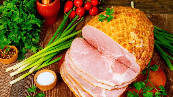 咸鱼、咸肉、火腿等腌制品具有一定的致癌性。