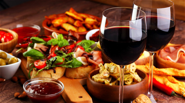 盡量不要喝酒，尤其空腹和晚上喝酒，更會對肝臟的健康影響大。