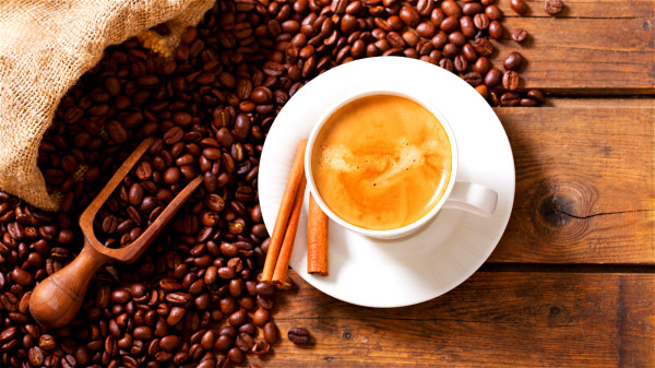 咖啡“液”本身不是草酸含量丰富的食物，每百克咖啡液的草酸含量仅有0.9毫克。