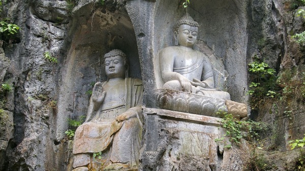 左为元代弥勒佛像，右为元代释迦如来。