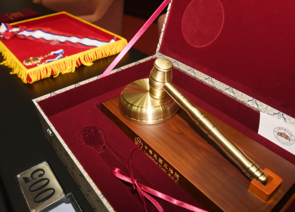 立法院还规划将致赠维特齐一个比照立法院议事槌制作的纪念品，院长游锡堃也将致赠外交奖章。