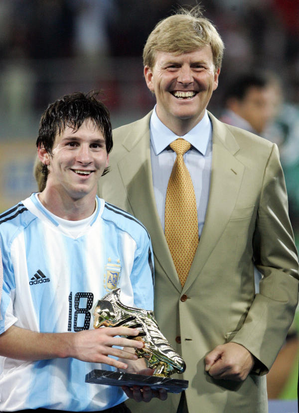 2005年7月2日在荷兰乌得勒支举行的FIFA世界青年锦标赛对尼日利亚的最后一场足球比赛之后，阿根廷的梅西（L）与荷兰王子威廉・亚历山大在一起。