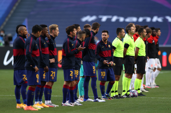 巴塞隆纳足球俱乐部的梅西与他的队友讲话，当他们在巴塞隆纳和拜仁慕尼黑之间的欧洲冠军联赛四分之一决赛决赛之前，2020年8月14日在葡萄牙里斯本。