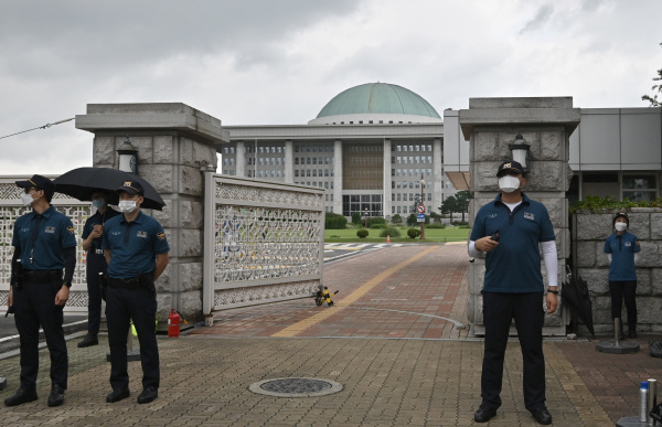 8月27日，韓國國會關閉，韓國新增400多起新武漢肺炎感染病歷。