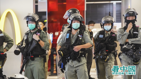 香港第三波中共病毒疫情持續，27日再有一名港警確診，累計9警染疫。圖為港警戴上口罩。（圖片來源：Adrian/看中國）