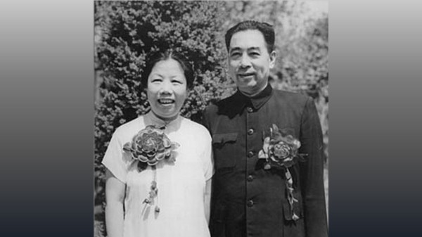 周恩来（右）的伪善曾欺骗无数中国人，他有丰富的淫乱史，私生子女均被曝光，还曾向其妻邓颖超（左）介绍他的情人。