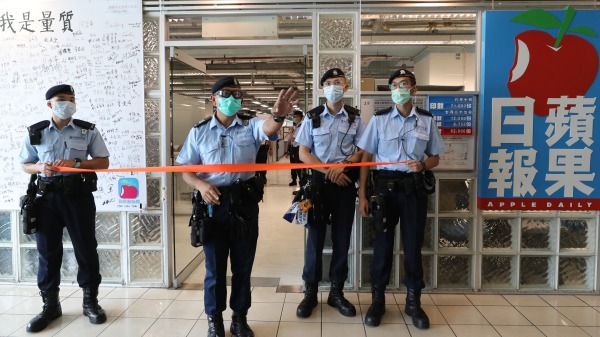 去年8月10日港警在苹果日报总部进行搜索。