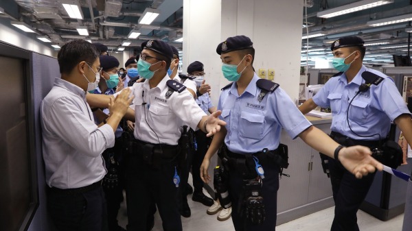 2020年8月10日香港媒体大亨黎智英被捕，港警在苹果日报总部进行搜索。