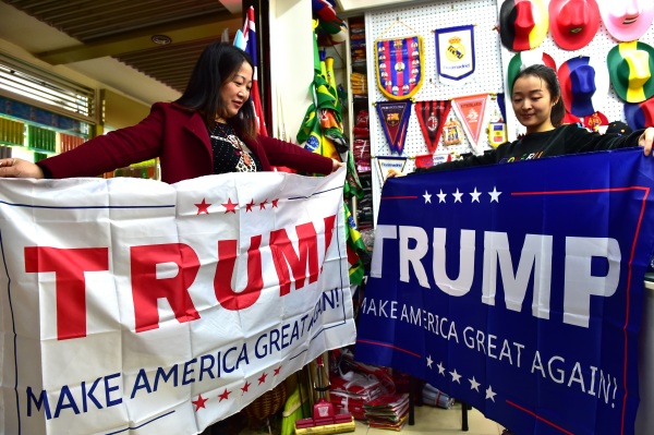 2016年11月10日，浙江义乌的商家手拿支持川普总统大选的条幅。