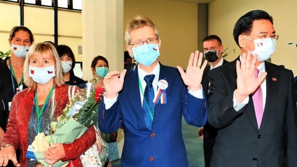 捷克参议院议长维特齐今天搭乘中华航空包机率团访问台湾，班机在上午近11时抵达桃园国际机场。