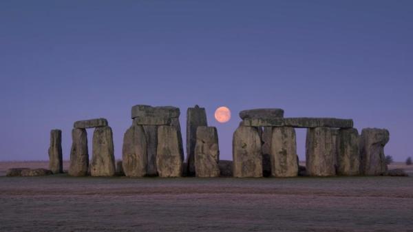 巨石陣的排列可能與太陽和月亮在天空運行的位置有關。