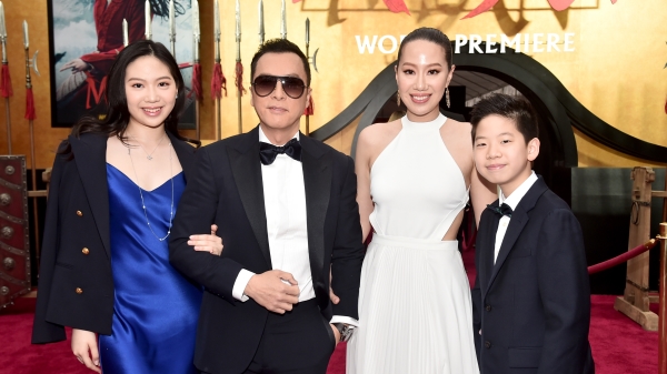 甄子丹一家四口，女兒：甄濟如（Jasmine），甄子丹，汪詩詩和甄濟嘉（James）於2020年3月9日在加州好萊塢的杜比劇院出席迪斯尼的《花木蘭》全球首映。