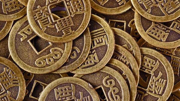 古代的铜钱，外圆内方，圆象征天，为先天之智慧是经商之本；方象征地，为个人修为以诚信立身。