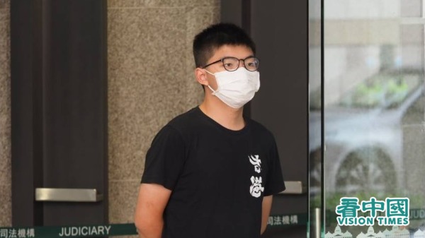 前香港众志秘书长黄之锋今天中午前往中区警署报到时再被拘捕，港警指黄去年10月5日涉嫌参与未经批准集结及违反“禁蒙面法”。资料照。