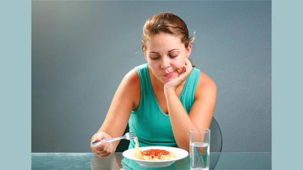 脾胃消化不佳，就会出现食欲不振，不想吃饭，吃了想吐的现象。