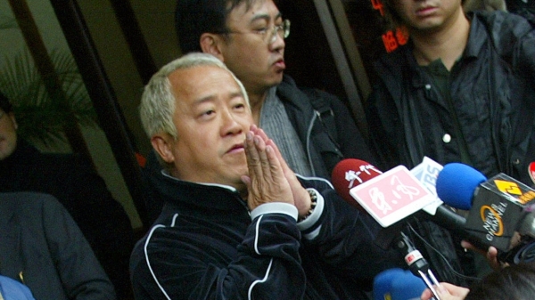 分居20多年，曾志偉妻子驚爆癌逝。圖為2003年曾志偉參加台灣藝人柯受良在上海龍華寺舉行的葬禮儀式。