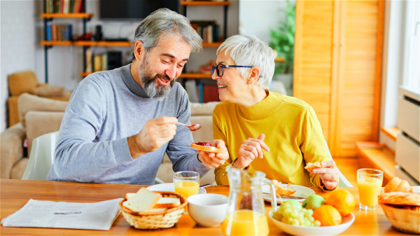 多咀嚼一下食物會更容易消化，對老年人健康有幫助。