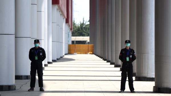 示意图：武汉市疫情最严重时，一医院内有人员维稳（图片来源：CELIS/AFP via Getty Images）