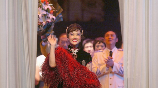 刘晓庆2005年11月24日在中国广东省广州市的舞台剧《大班琴的最后一夜》中进行谢幕。