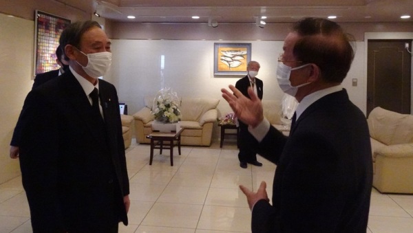 內閣官房長官菅義偉7日下午至駐日代表處悼念李登輝後，與駐日代表謝長廷短暫交談。