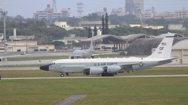 中方近日認為，美國大型的偵察機在颱風過後已恢復了活動。圖為2018年沖繩嘉手納基地的RC-135W偵察機（前）與P-8A反潛機（後）。
