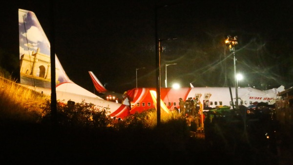 2020年8月7日晚，印度快运航空的一架客机在大雨中降落时冲出跑道，机身断成两截。