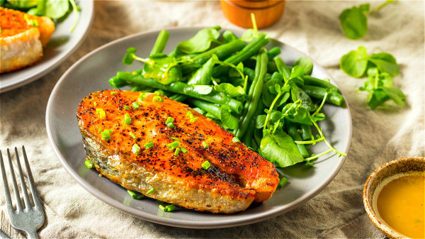 应适量给予高生物价蛋白质，如鱼虾类、瘦肉、蛋清等食物。