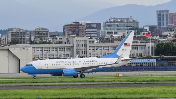 美国卫生部长艾萨访团乘坐美国空军C-40B行政专机，而机身上漆有美国国旗。