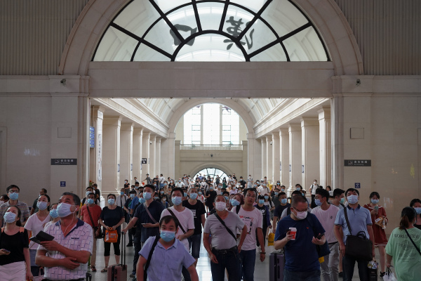 2020年8月19日，武漢火車站內戴著口罩的旅客。
