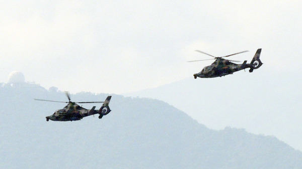 中共駐港部隊訓練期間，直升飛機頻繁在民居低飛，嚴重擾民