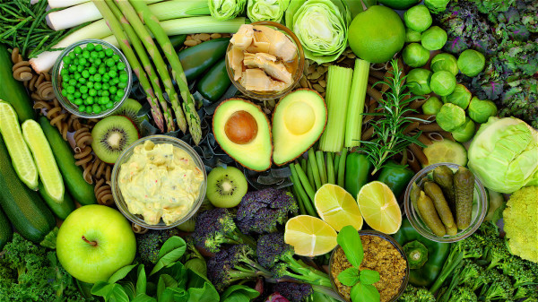 多吃一些绿色食物，具有养肝作用。