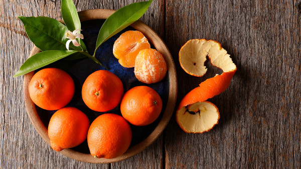 橘子性溫，搭配梨、黃瓜、柚子等涼性食物一起吃，可以有效防止上火。