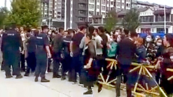 网传大量装甲运兵车现身内蒙街头疑警察参与抗议