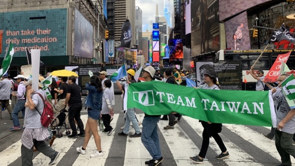 圖為美東台灣社群2019年9月7日參與入聯遊行，行經紐約時報廣場。