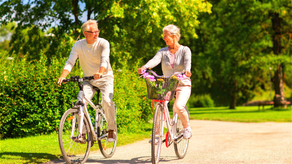 對中老年人來說，適當進行騎單車、跑步、游泳、打球等鍛練，能夠保持良好的肺活量。