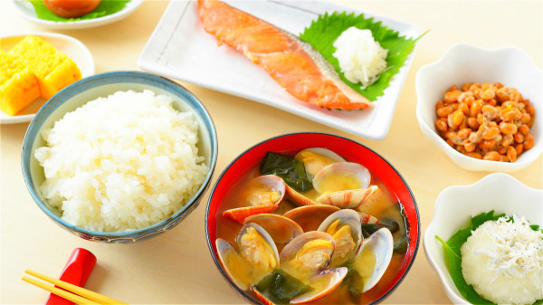 日本人最爱吃米饭，他们几乎每天三餐都要吃米饭。