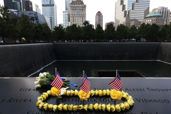 9月11日，纽约人在世贸中心大厦悼念“911”恐袭事件遇难者。