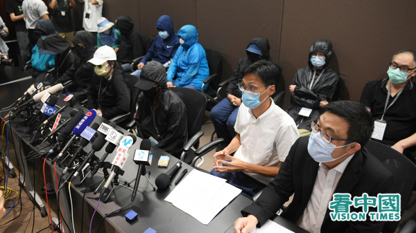 被送中的12位港人的家屬星期六（9月12日）聯同立法會議員開記者會，呼籲當局儘快讓他們回港。（圖片來源：天燈/看中國）